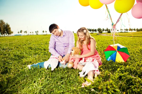 Genç sağlıklı güzellik hamile kadın kocasının ve balon ile — Stok fotoğraf