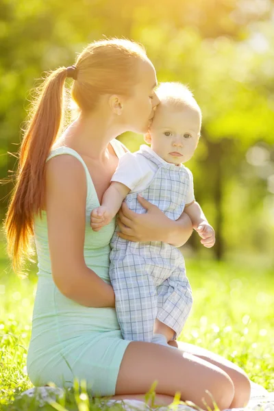 Ragazzo emotivo sorridente con mamma in passeggiata. Sorriso di un bambino — Foto Stock