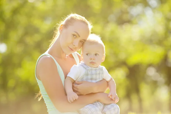 Mignon petit bébé dans le parc d'été avec mère sur l'herbe. Swee — Photo