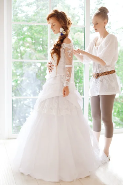 Krásná nevěsta nosí šaty od kadeřnice Stock Fotografie