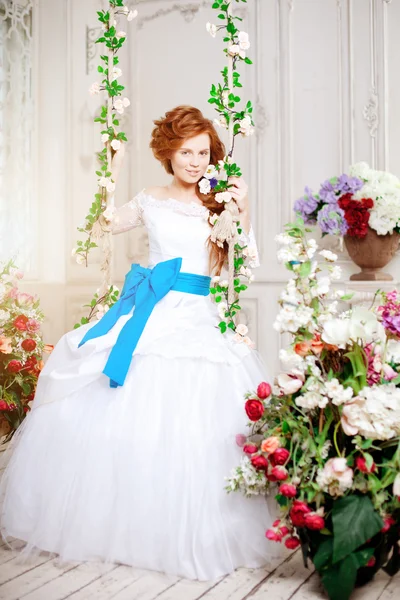 Krásu nevěsty v luxusním interiéru s květinami Royalty Free Stock Fotografie