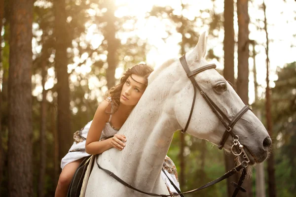 Junge Frau auf einem Pferd. Reiterin, Reiterin, Reiterin Stockbild