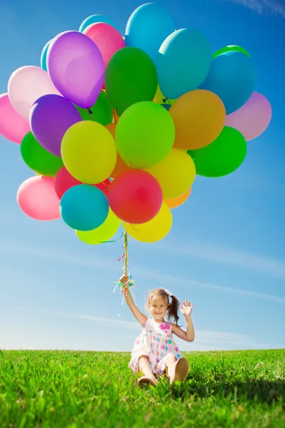Malá dívka hospodářství barevné bubliny. dítě hrající na zelené Stock Snímky