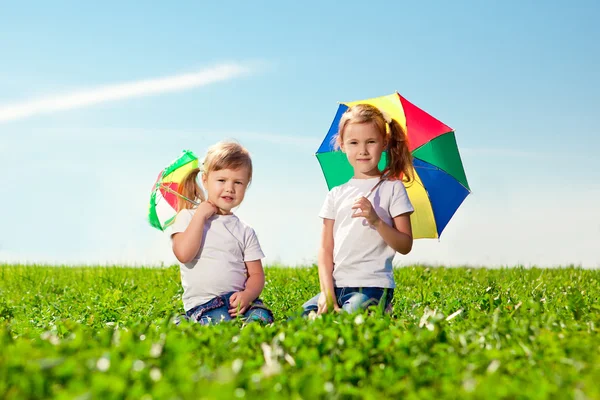 Duas meninas no parque ao ar livre no dia ensolarado. Irmãs no Imagem De Stock