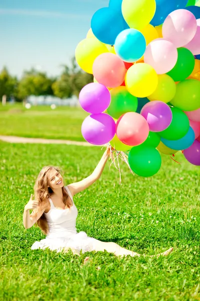 Feliz aniversário mulher contra o céu com ar ba cor de arco-íris Fotografias De Stock Royalty-Free