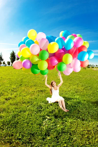 Feliz cumpleaños mujer contra el cielo con el arco iris de color de aire ba Fotos de stock libres de derechos