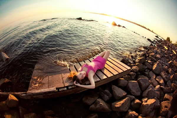 Skönhet kvinna på stranden vid solnedgången. njuta av naturen. lyx flicka r Royaltyfria Stockfoton
