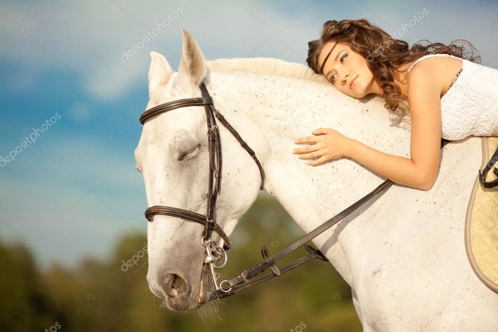 ஒரு குதிரை மீது ஒரு இளம் பெண். குதிரை சவாரி, குதிரை மீது சவாரி செய்யும் பெண் b - பங்கு புகைப்படம் © miramiska #38545443