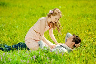 mutlu genç yetişkin çift sahadaki seviyor. iki, adam ve wom