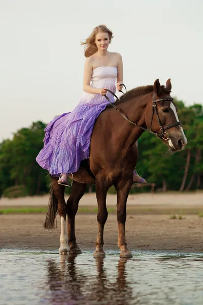 Deux cavaliers à cheval au coucher du soleil sur la plage. Lovers ride hors — Photo