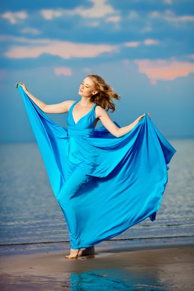 Donna di lusso in un lungo abito da sera blu sulla spiaggia. Bellezza — Foto Stock