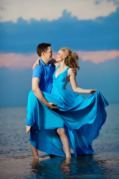 Pareja enamorada en la playa. Belleza joven mujer y hombre en el s — Foto de Stock