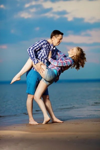 Um casal apaixonado na praia. Beleza jovem mulher e homem no s — Fotografia de Stock