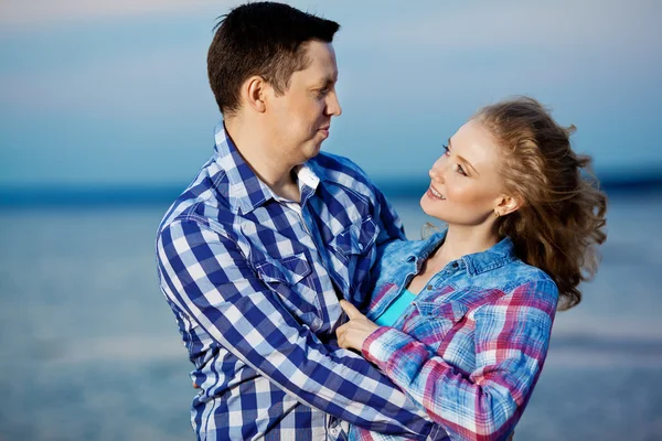 A pár a szerelem a strandon. gyönyörű fiatal nő és férfi a th — Stock Fotó