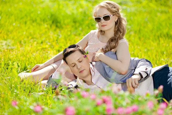 Feliz pareja de jóvenes adultos enamorados en el campo. Dos, hombre y mujer — Foto de Stock