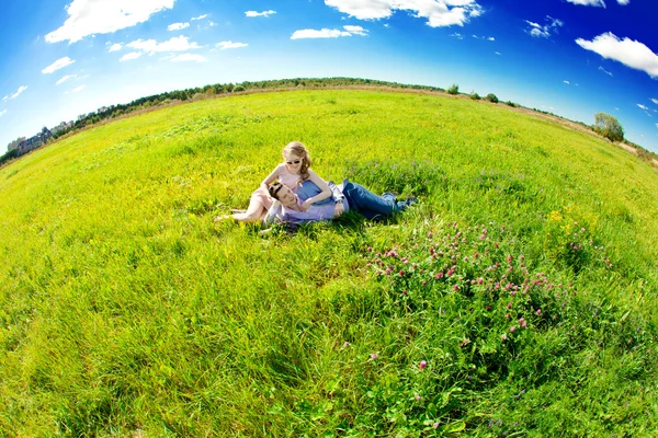 Šťastný mladý dospělý pár v lásce na hřišti. dva muži a wom — Stock fotografie