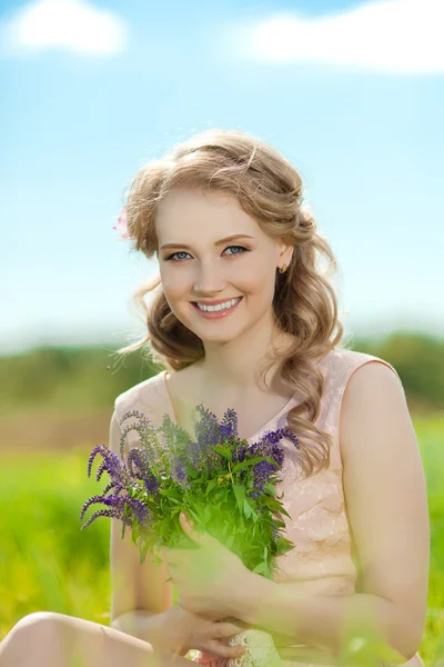 Jovem mulher sorrindo beleza no campo, na grama. Descanso feminino — Fotografia de Stock