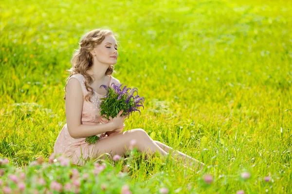 Çim sahada genç güzel gülümseyen kadın. Kız r — Stok fotoğraf