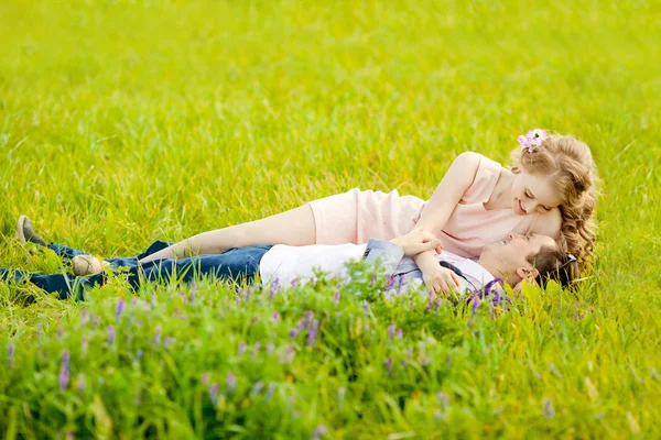 Šťastný mladý dospělý pár v lásce na hřišti. dva muži a wom — Stock fotografie