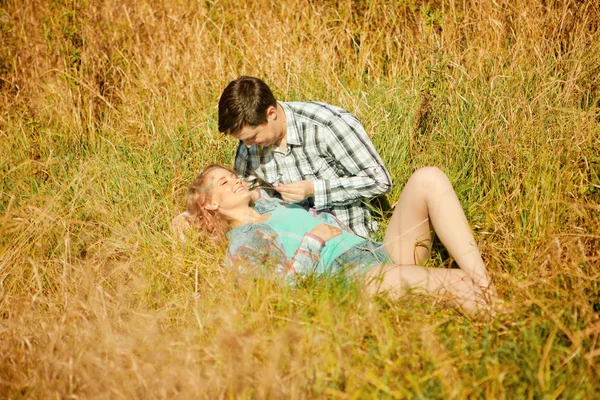 Feliz casal de jovens adultos apaixonados no campo. Dois, homem e mulher. — Fotografia de Stock