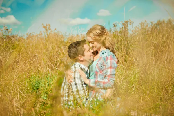 Feliz pareja de jóvenes adultos enamorados en el campo. Dos, hombre y mujer —  Fotos de Stock