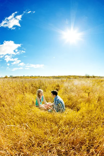Щаслива молода доросла пара закохана в поле. Другий чоловік і жінка — стокове фото
