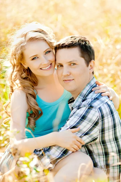 Feliz pareja de jóvenes adultos enamorados en el campo. Dos, hombre y mujer —  Fotos de Stock