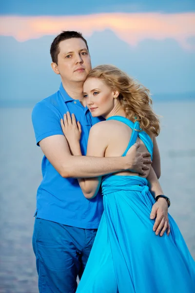 Couple amoureux sur la plage. Beauté jeune femme et homme à l 's Images De Stock Libres De Droits