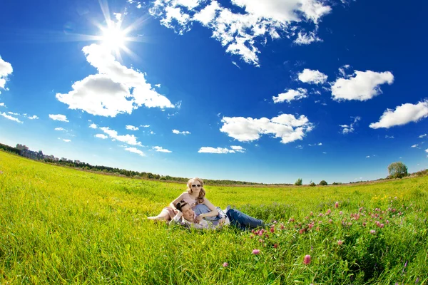 Feliz pareja de jóvenes adultos enamorados en el campo. Dos, hombre y mujer Imágenes de stock libres de derechos