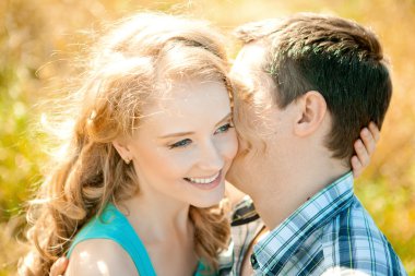 mutlu genç yetişkin çift sahadaki seviyor. iki, adam ve wom