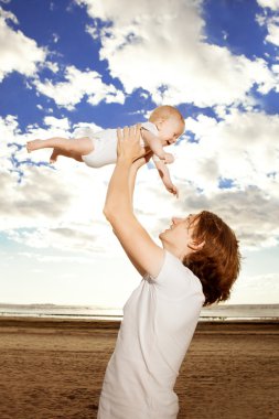 mutlu baba bebek mavi gökyüzü kadar atar.