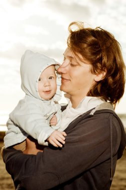 mutlu bir aile. babası ile şirin bebek 