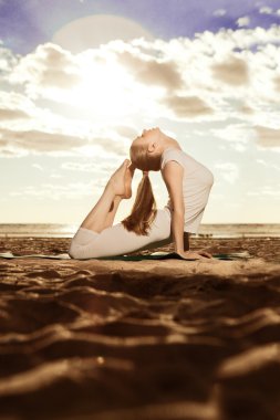 genç güzel ince kadın sunris plaj yoga uygulamaları