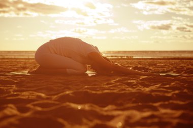 genç güzel ince kadın silueti beac yoga uygulamaları