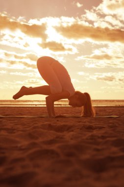 genç güzel ince kadın silueti beac yoga uygulamaları