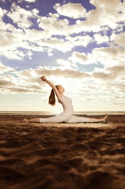 genç güzel ince kadın sunris plaj yoga uygulamaları