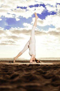 genç güzel ince kadın sunris plaj yoga uygulamaları