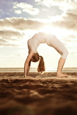 genç güzel ince kadın sunris plaj yoga uygulamaları