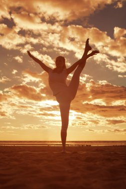 genç güzel ince kadın silueti beac yoga uygulamaları