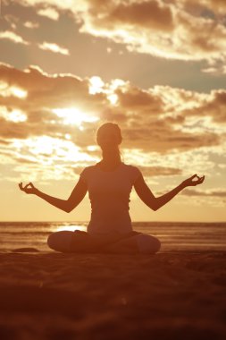 genç güzel ince kadın silueti beac yoga uygulamaları