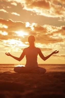 genç güzel ince kadın silueti beac yoga uygulamaları