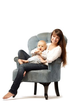 Annesiyle birlikte evlat. Anne Kucağında bebekle. Aile kucaklama. Bebek