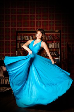 zengin iç uzun mavi elbiseli güzel bir kadın. genç