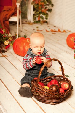 bir çocuk üzerinde pumpkins au ile ön sundurma ile güzel bir kadın