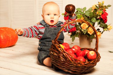bir çocuk üzerinde pumpkins au ile ön sundurma ile güzel bir kadın