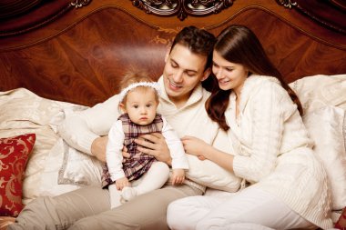 sevimli aile yatak odasında. Anne, baba ve kızı'nda