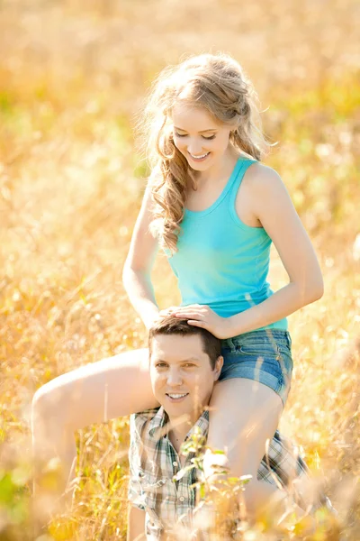 Feliz pareja de jóvenes adultos enamorados en el campo. Dos, hombre y mujer — Foto de Stock