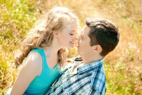 Feliz casal de jovens adultos apaixonados no campo. Dois, homem e mulher. — Fotografia de Stock