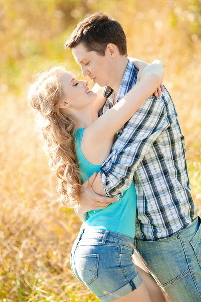 Feliz pareja de jóvenes adultos enamorados en el campo. Dos, hombre y mujer —  Fotos de Stock