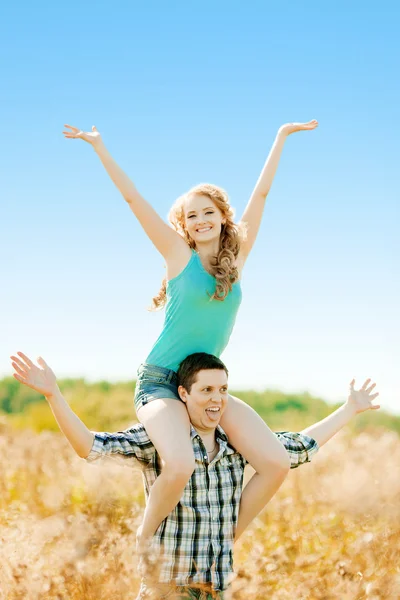 Feliz pareja de jóvenes adultos enamorados en el campo. Dos, hombre y mujer — Foto de Stock